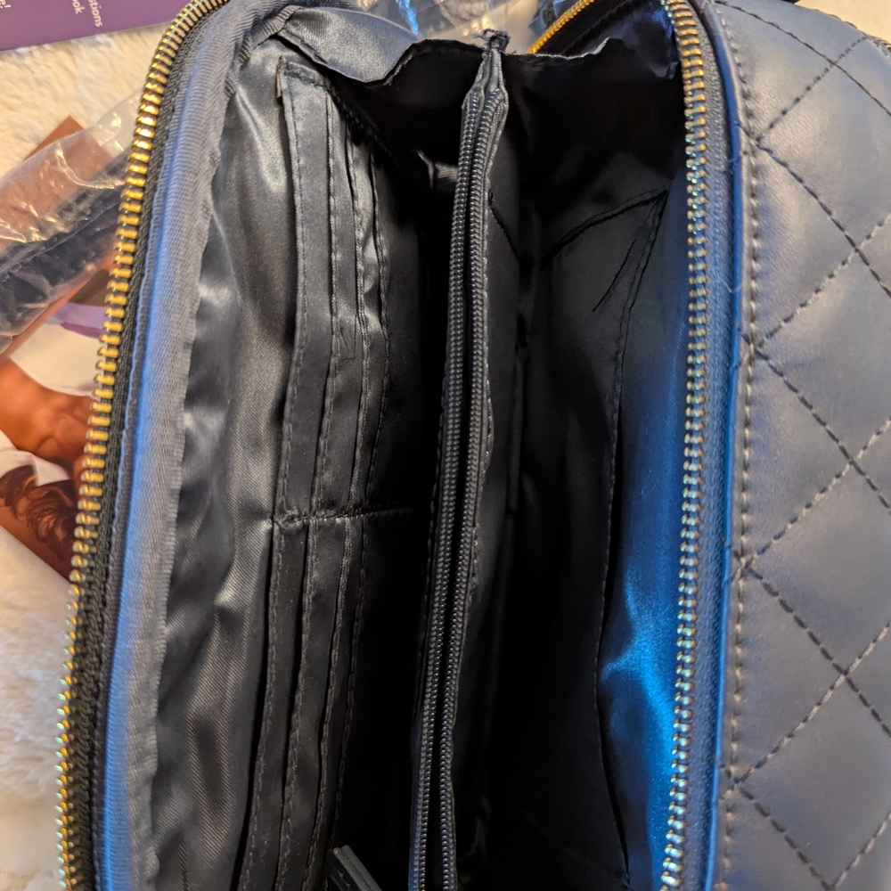 Elegant Blue Quilted Crossbody Bag - Picture 3 of 9